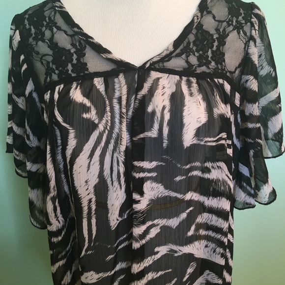 🦓Ladies Size Medium Animal Print Blouse - Picture 7 of 8
